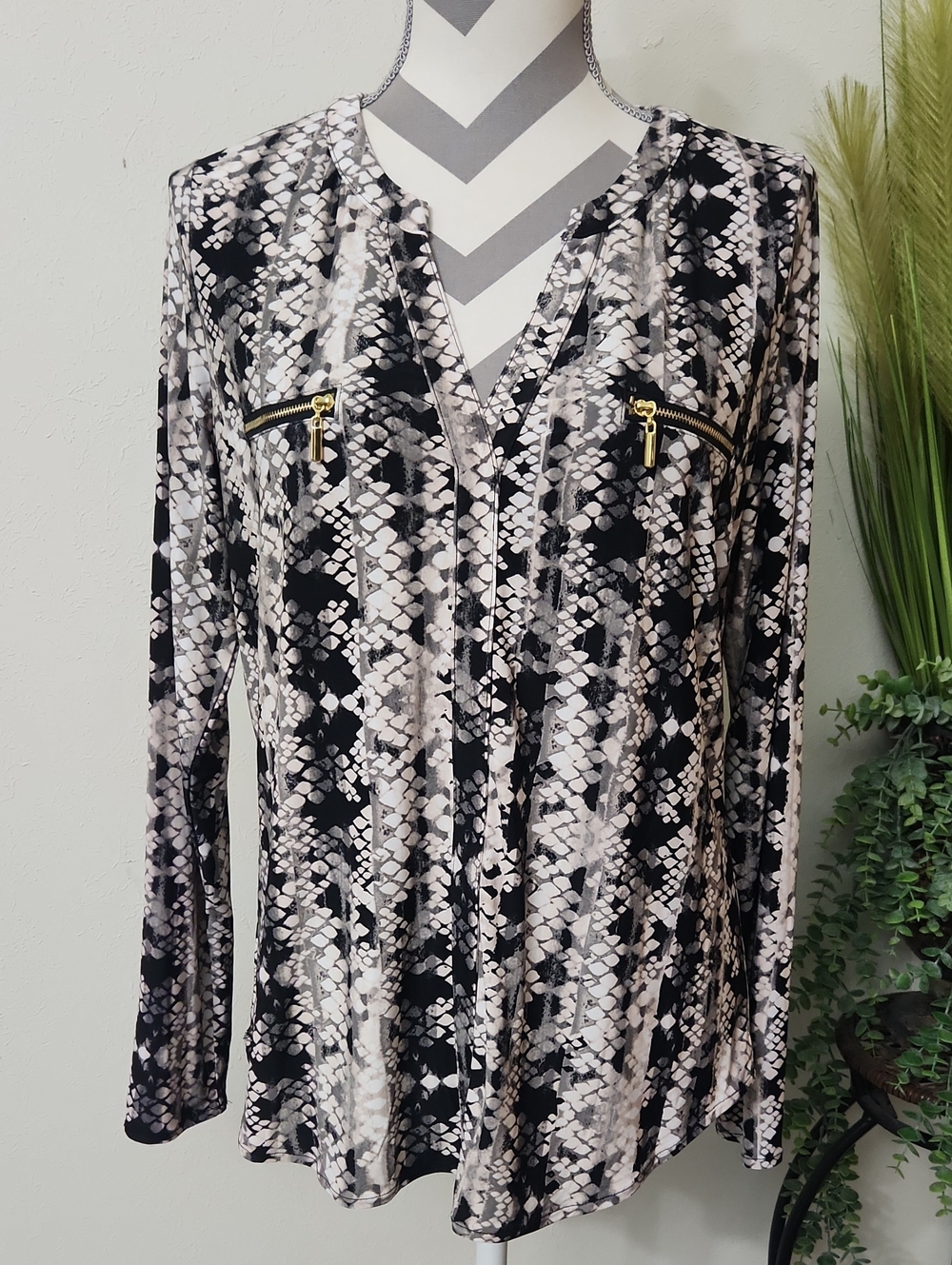 INC International Concepts Black and Cream Snakeskin V-Neck Long Sleeve Blouse